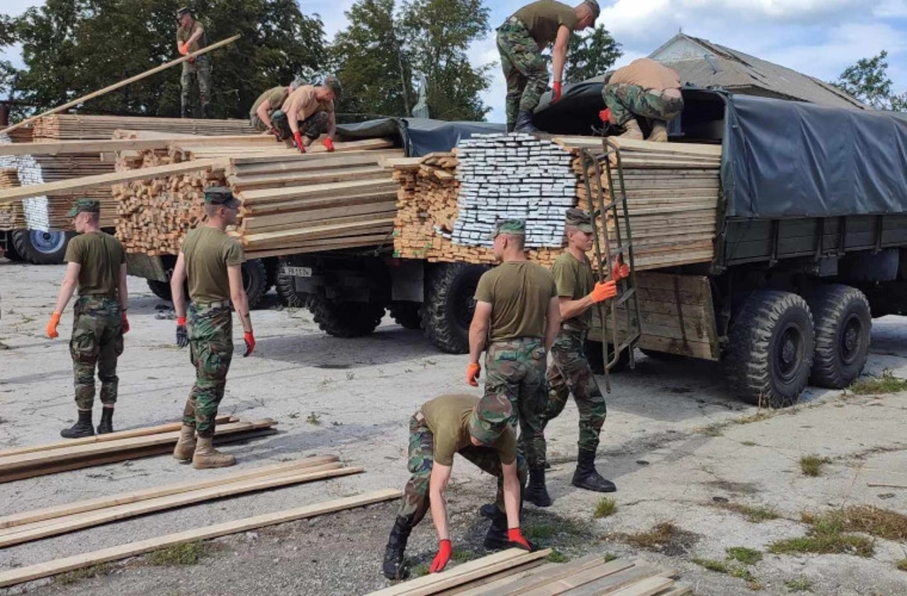 Guvernul continuă distribuirea ajutoarelor materiale pentru localitățile afectate de intemperii