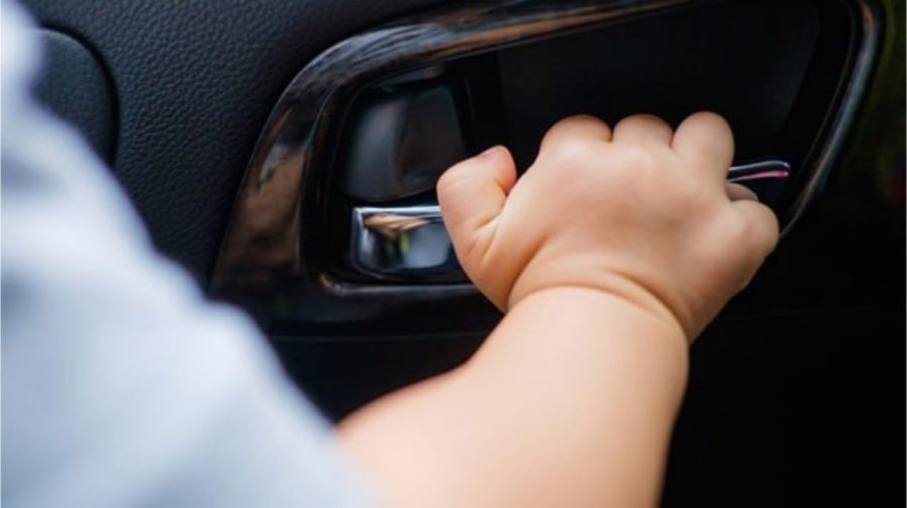 Un copil de 5 ani, rămas blocat într-un automobil, a fost scos de salvatori