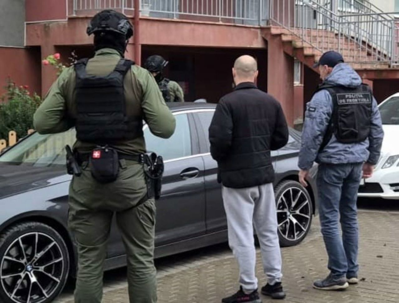 Acte false și ștampile contrafăcute: doi bărbați arestați, unul cercetat în libertate