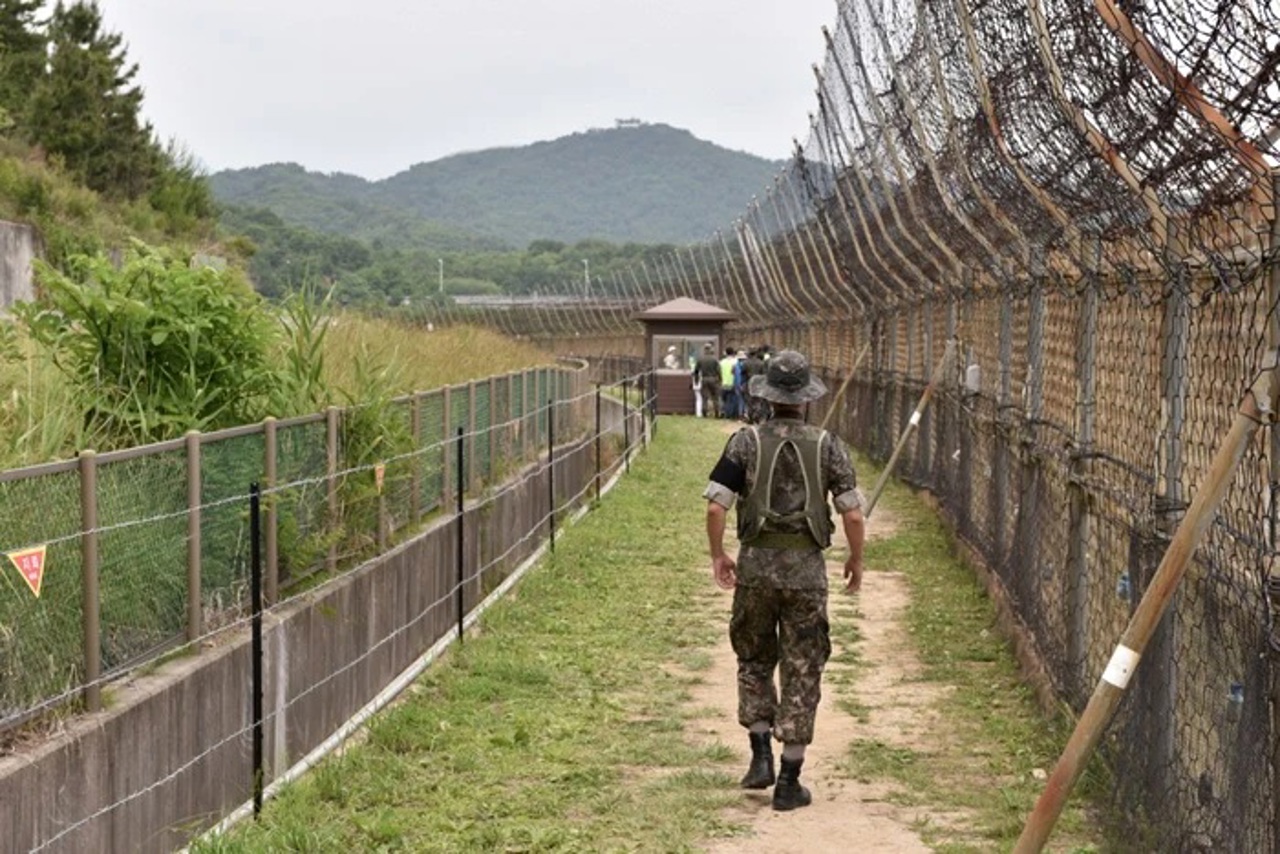 Constituție nouă la Phenian: Kim Jong-un devine comandant al forțelor nucleare și abandonează unificarea coreeană