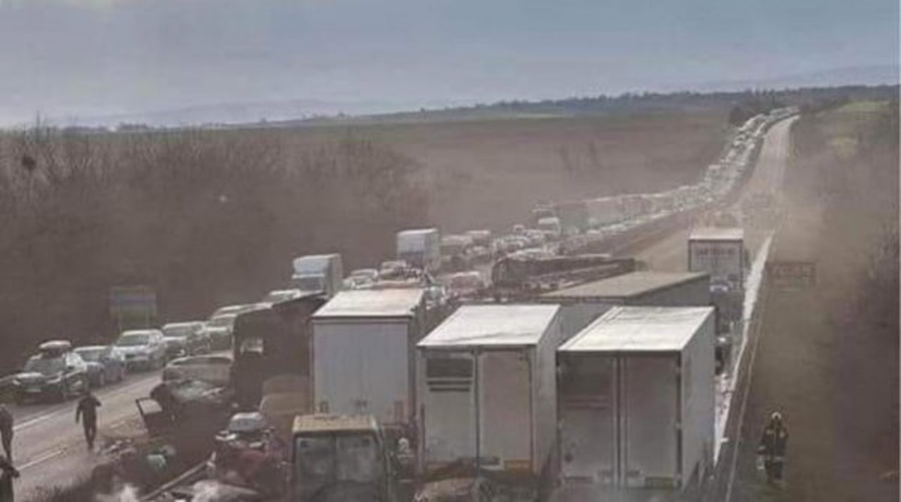 Accident în lanț pe o autostradă din Ungaria, provocat de o furtună de praf. Sunt zeci de răniți