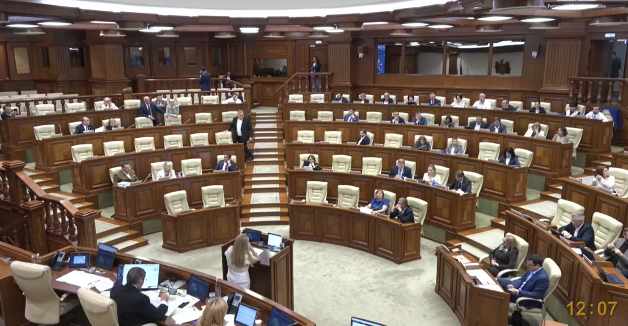 Inițiativa privind combaterea discriminării, adoptată cu scandal: Diana Caraman a blocat tribuna Parlamentului