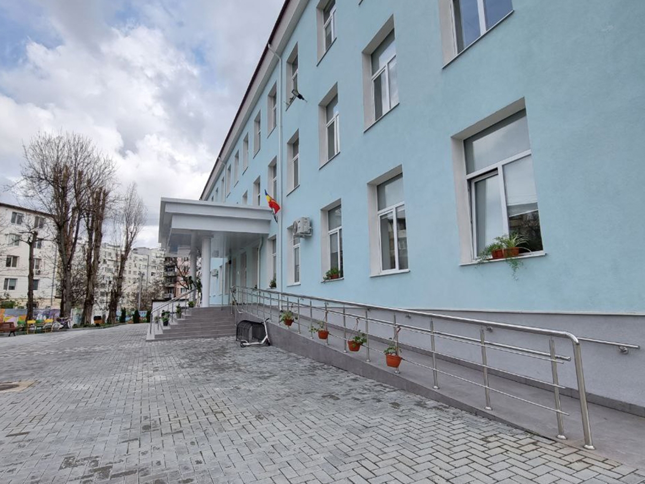 Profesorii, îndemnați să raporteze la poliție posibile activități legate de droguri observate pe teritoriul școlilor 