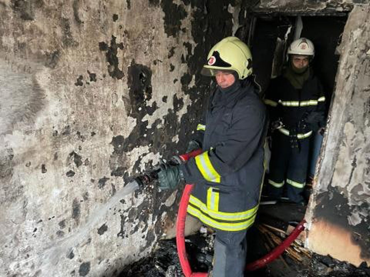 Incendiu într-un bloc de locuit din Chișinău: O femeie a ajuns la spital, iar 19 persoane au fost evacuate