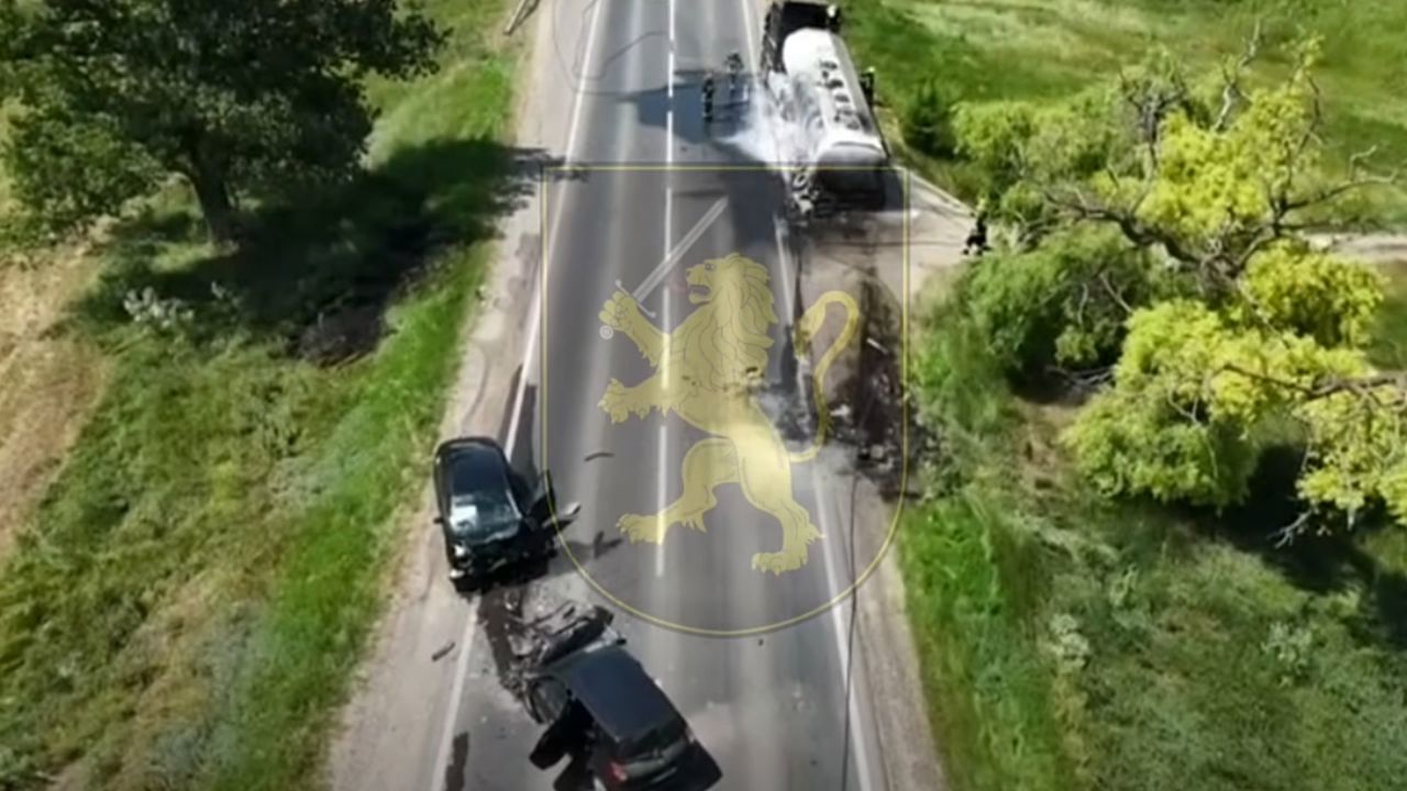 Un camion a luat foc pe traseu: Două automobile s-au ciocnit în fumul dens