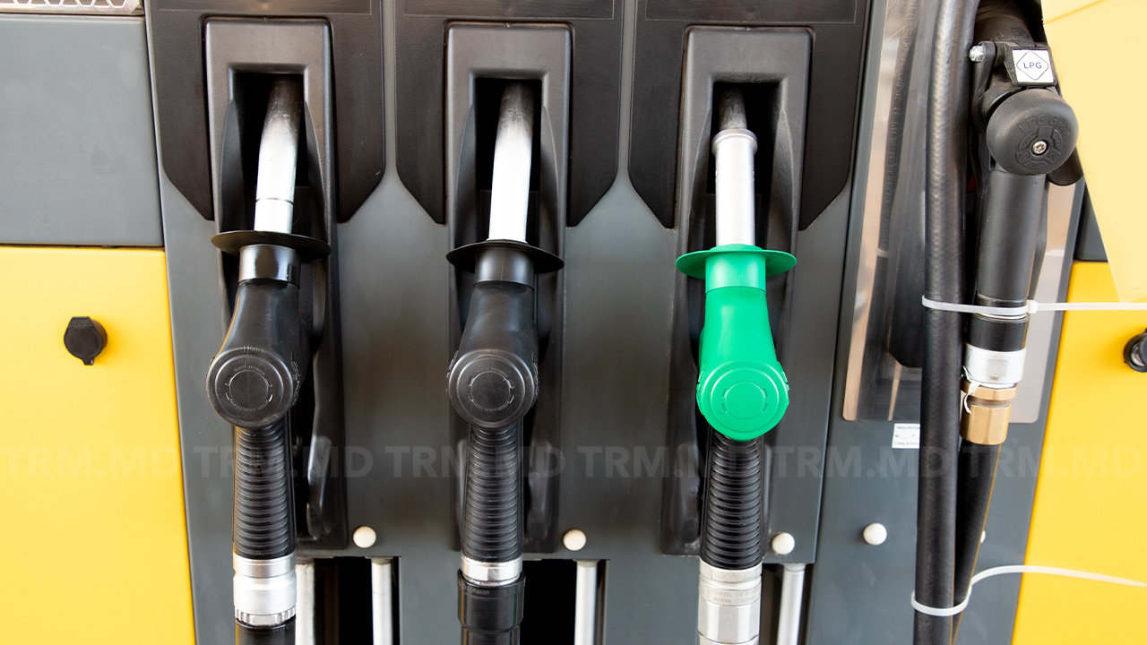 După mai multe săptămâni de ieftiniri, prețul carburanților crește