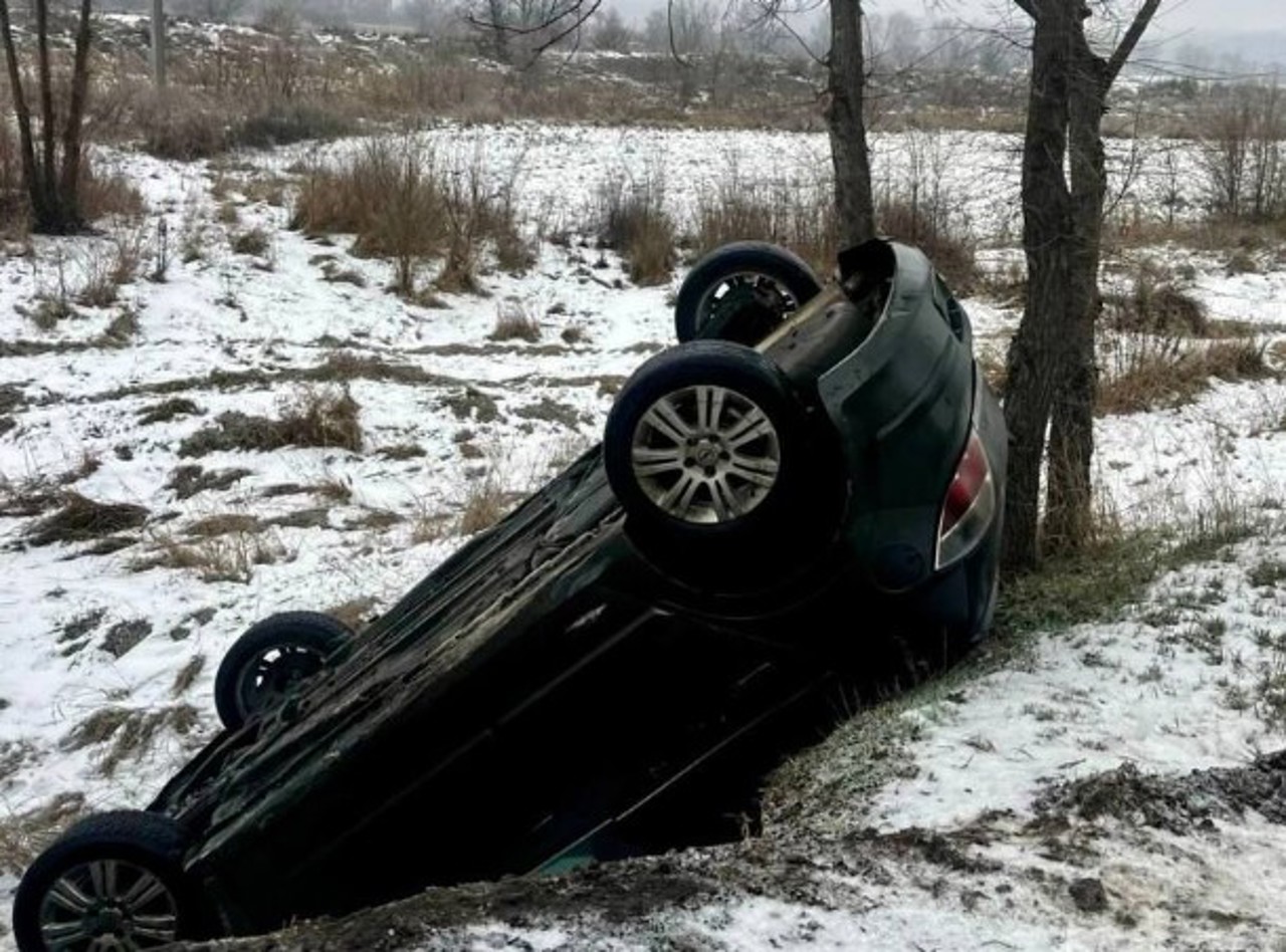 Mai multe accidente rutiere din cauza poleiului și neechiparea autovehiculelor pentru sezonul rece 