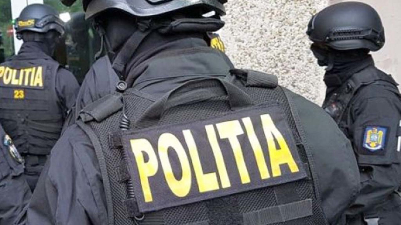 Polițiștii au descins cu percheziții la câțiva locuitori din raionul Soroca: Un minor ar fi încercat să vândă online o armă pneumatică