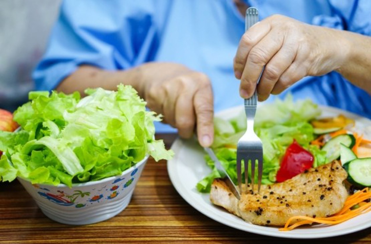 „Mai puțin, mai calitativ”: Cum ar trebui să arate farfuria noastră în fiecare zi, potrivit nutriționiștilor