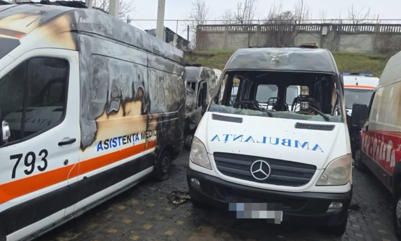 Un microbuz și patru ambulanțe, afectate de flăcări în parcarea unui service auto din Chișinău