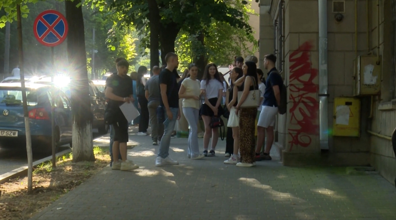 Peste 300 de elevi basarabeni, admiși la licee în România. O treime au ales școli din zona Moldovei
