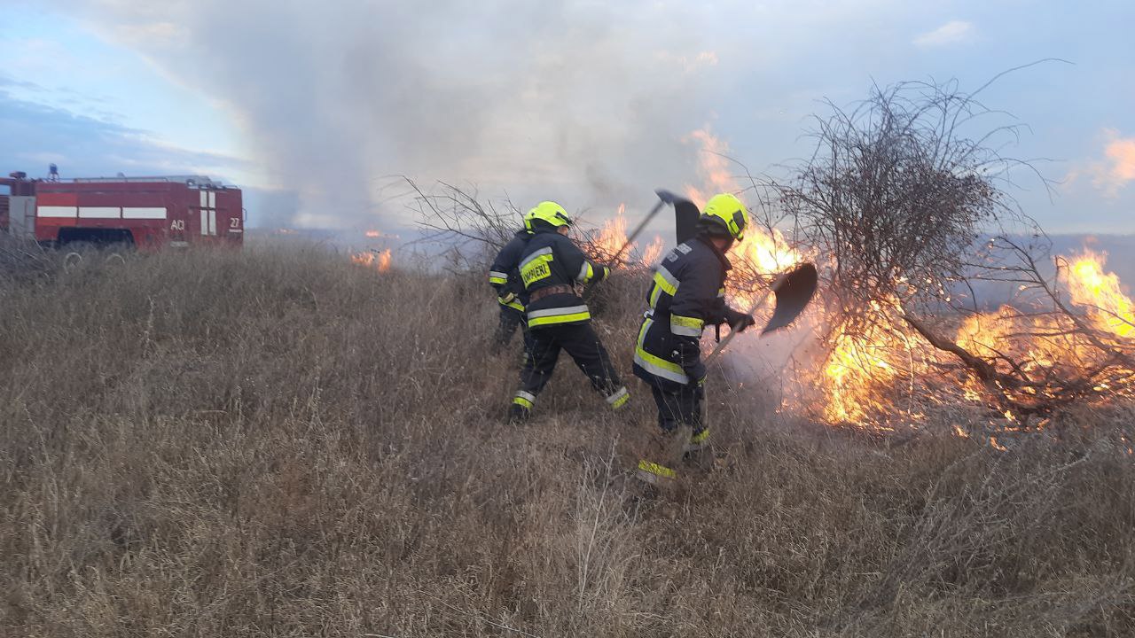 Incendiu la Stăuceni: Primarul roagă locuitorii să ajute la stingerea flăcărilor