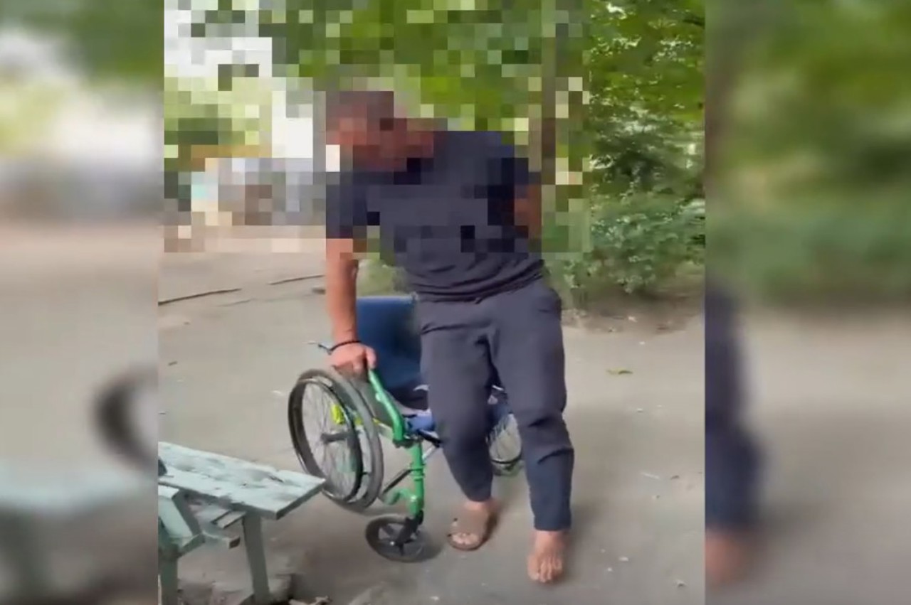 VIDEO | Momentul în care poliția „vindecă” persoane aflate în scaune cu rotile. Zece cazuri de cerșetorie, documentate în câteva zile