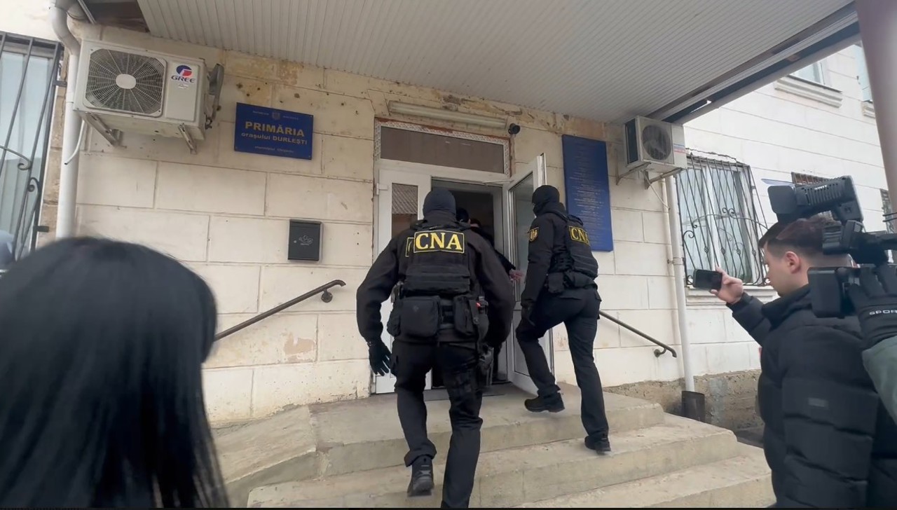 Conducerea Primăriei Durlești, bănuită de escrocherii cu terenuri publice: Prejudiciu de 15 milioane de lei și opt persoane reținute