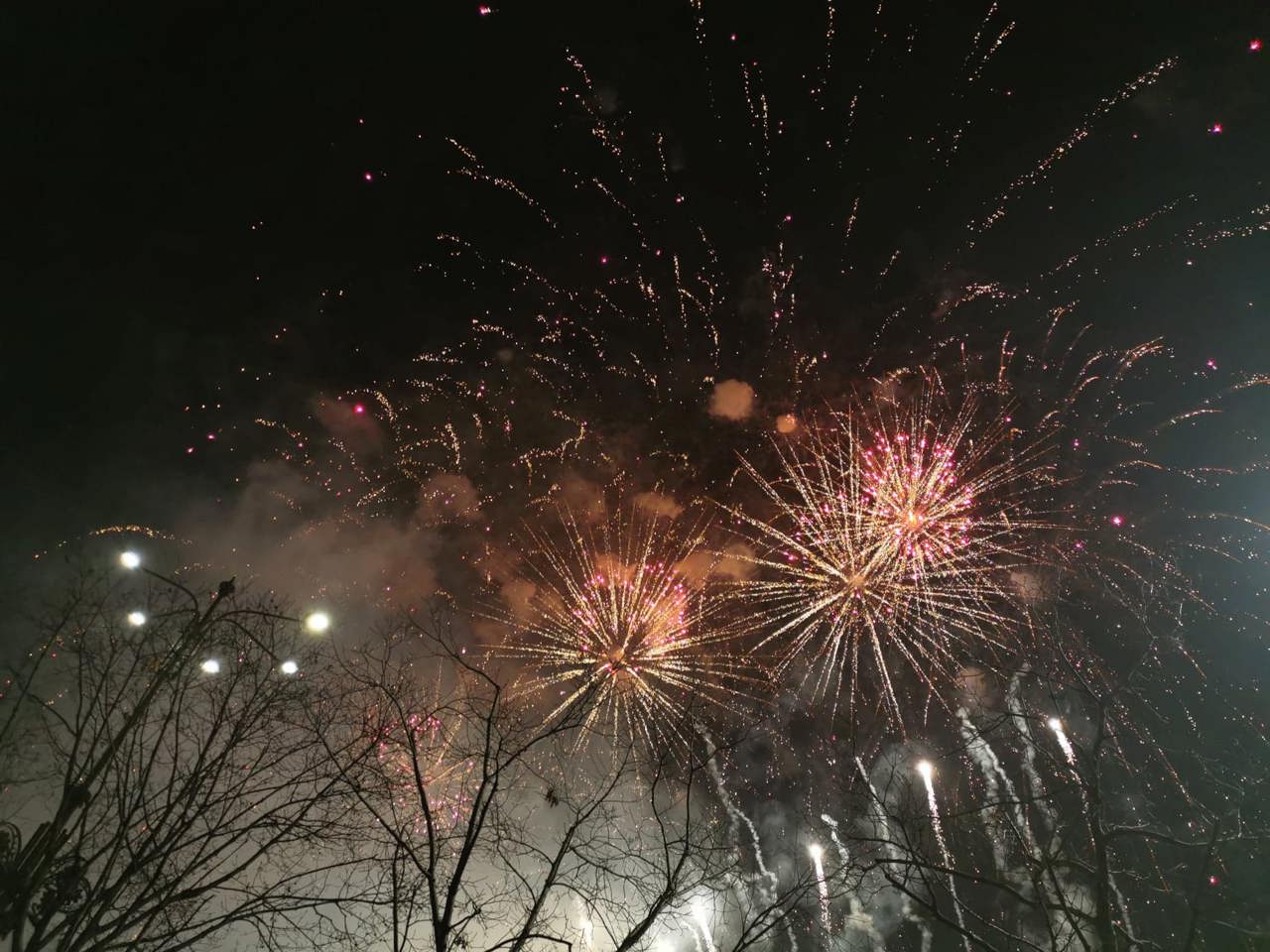 Interzise, dar lansate. Poliția a inițiat, de Revelion, sute de proceduri contravenționale pentru utilizarea articolelor pirotehnice