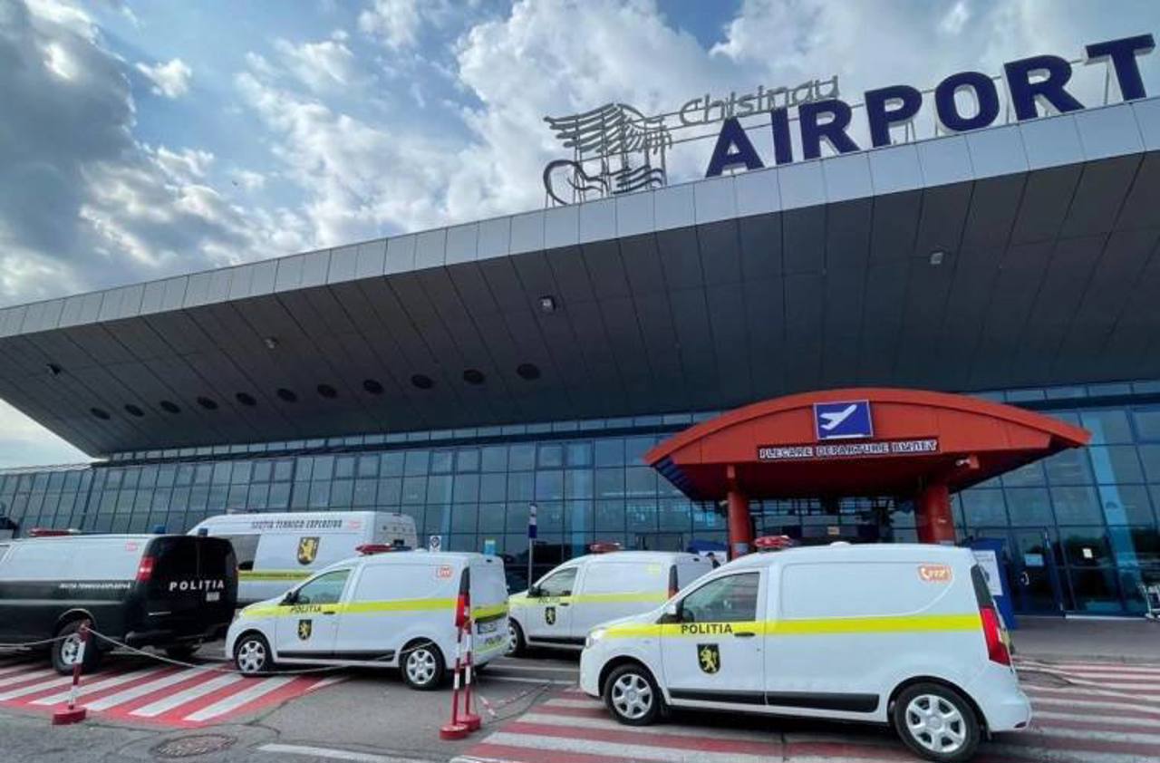 Alerta cu bombă la Aeroportul Chișinău s-a dovedit a fi falsă: Pasagerii își pot continua călătoriile 