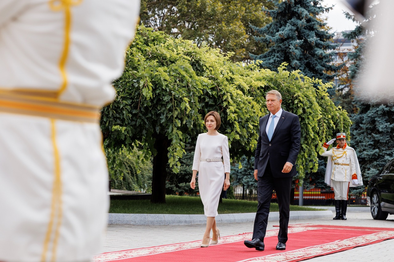 Președintele României, Klaus Iohannis, întâmpinat cu onoruri militare la Președinție