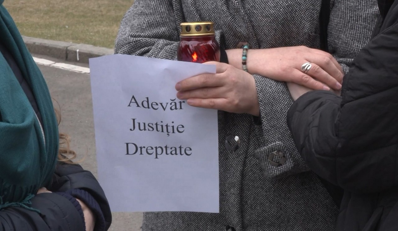 Zeci de persoane, la un flashmob în memoria Ludmilei Vartic: „Am venit să cerem dreptate”