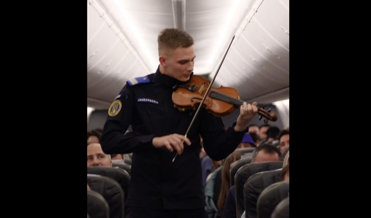 Imnul României, interpretat de un jandarm la zece mii de metri altitudine