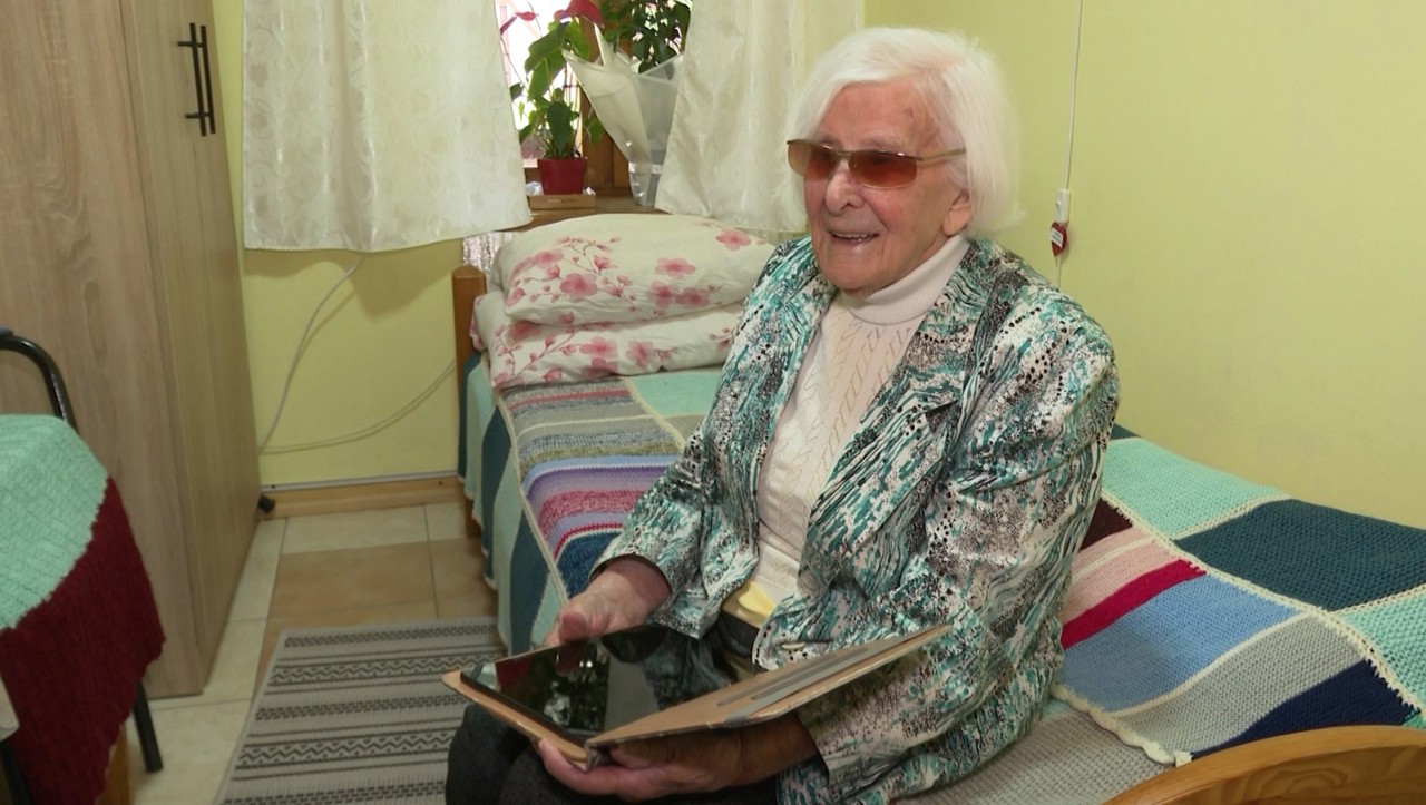 Locuitoare din Strășeni, plină de energie la 100 de ani. Face gimnastică și citește cel puțin două ore pe zi  