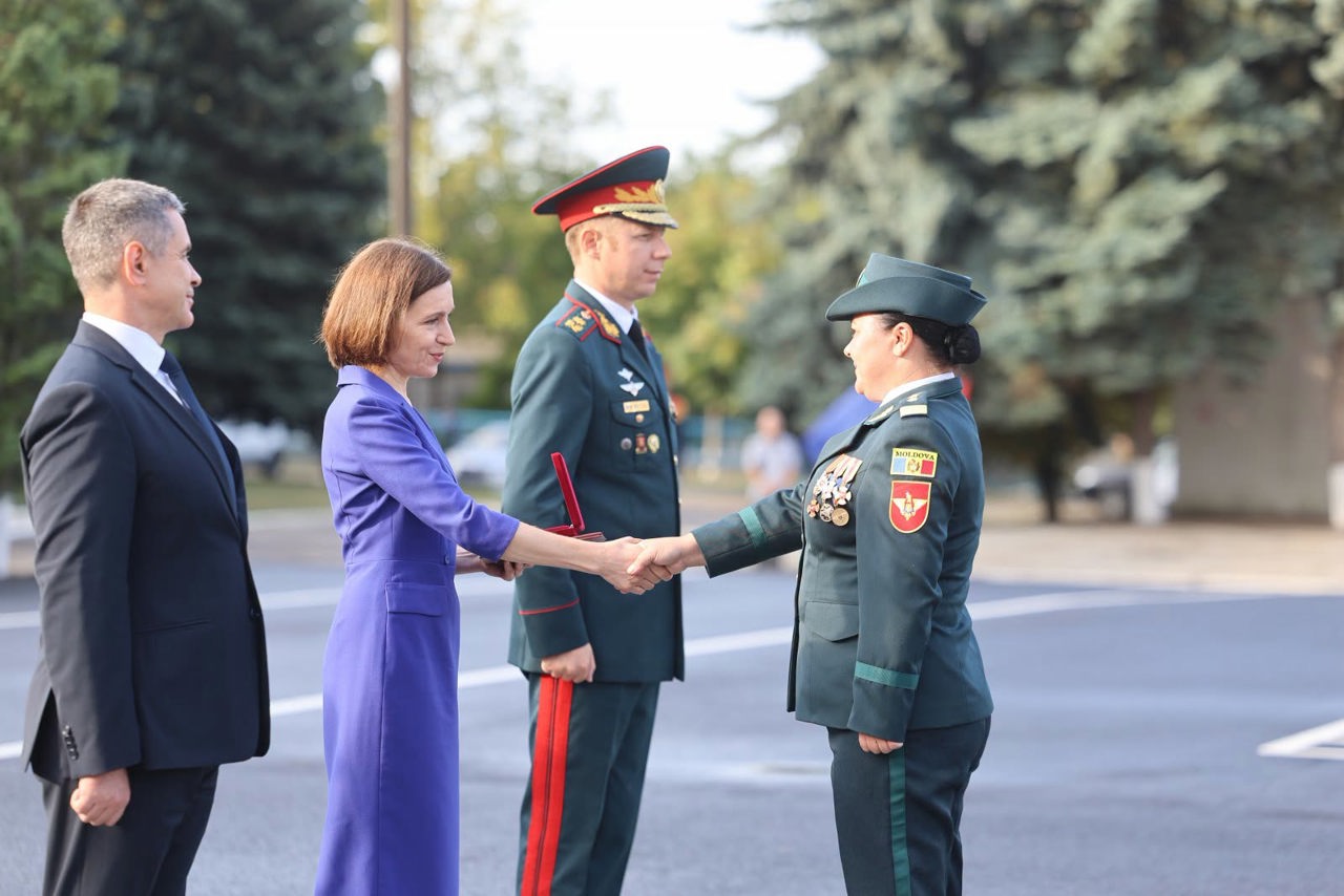 Diplome și medalii pentru militari din R. Moldova, de Ziua Armatei Naționale: „Vom investi pentru a achiziționa echipamentele necesare interceptării oricărui pericol din spațiul aerian”