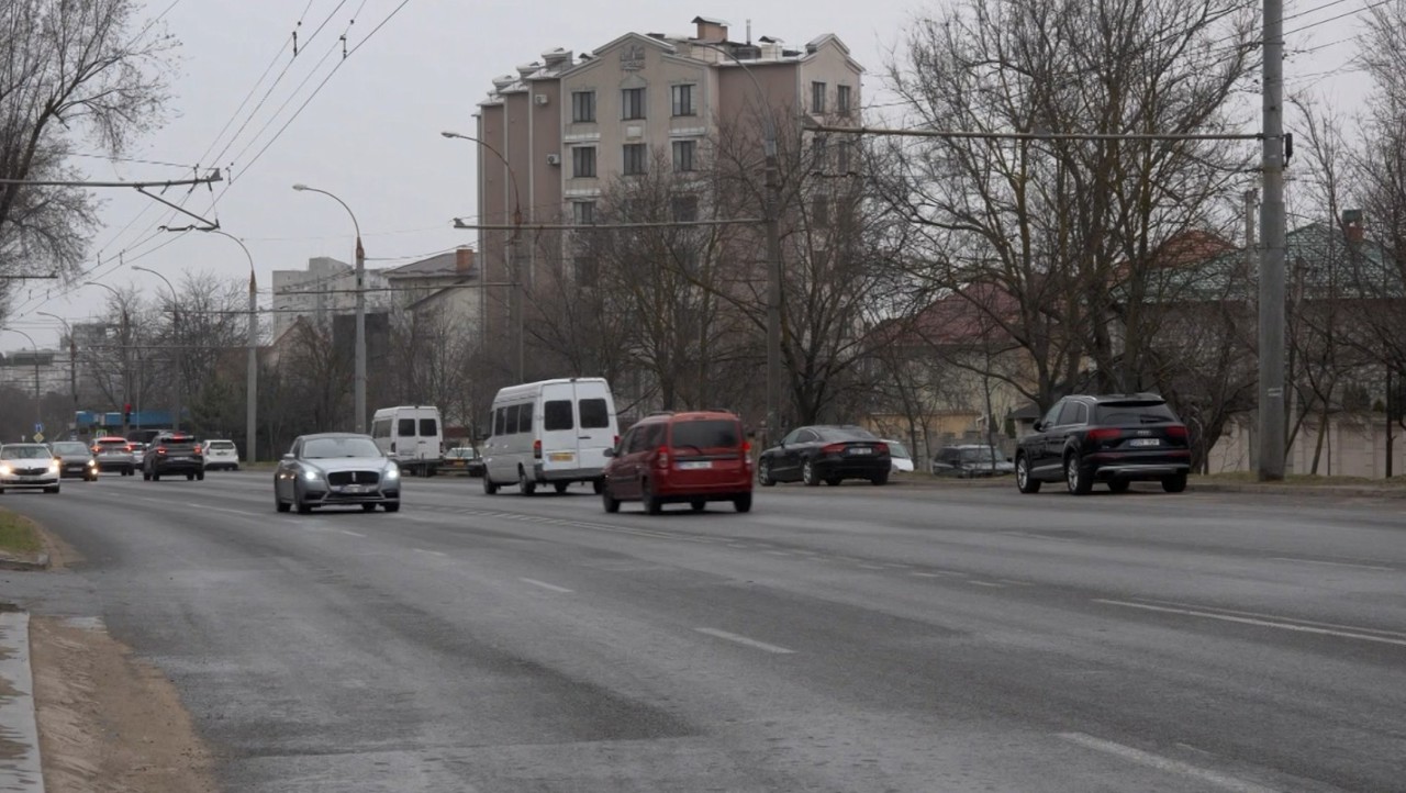 Motorina premium trece de 30 lei litrul: Șoferii resimt scumpirile, iar experții avertizează asupra efectelor în lanț 