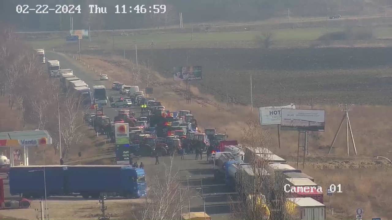 Moldova: Farmers Block Border Crossing, Traffic Resumes