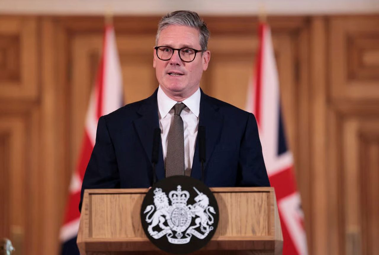 Marea Britanie se delimitează de loviturile SUA și Israel, dar condamnă atacurile Iranului și cere dezescaladare