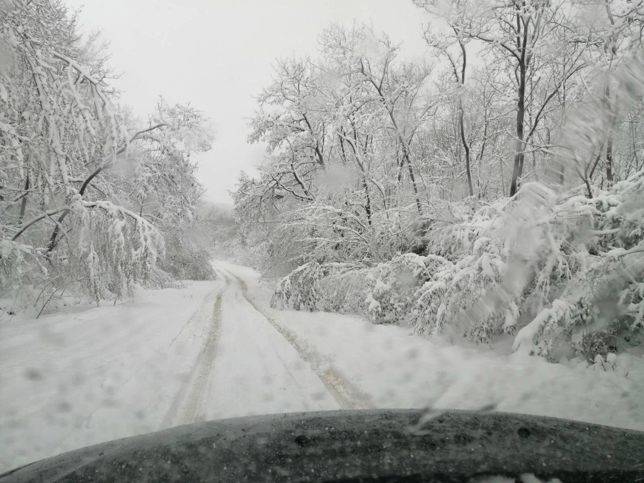 În nordul și vestul țării se circulă în condiții de iarnă: Șoferii sunt îndemnați să-și echipeze corespunzător mașinile