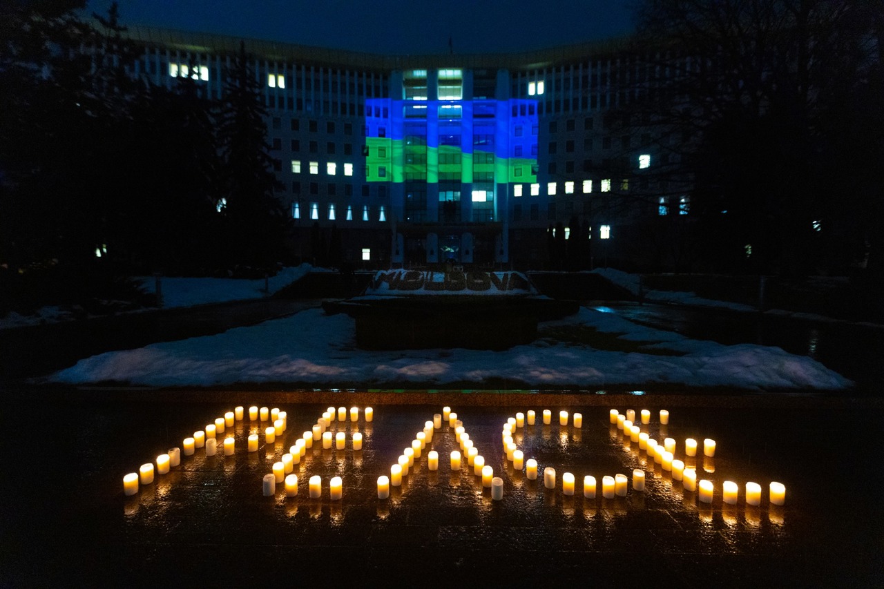 Parlamentul Republicii Moldova, iluminat în culorile Ucrainei la patru ani de la începutul invaziei ruse