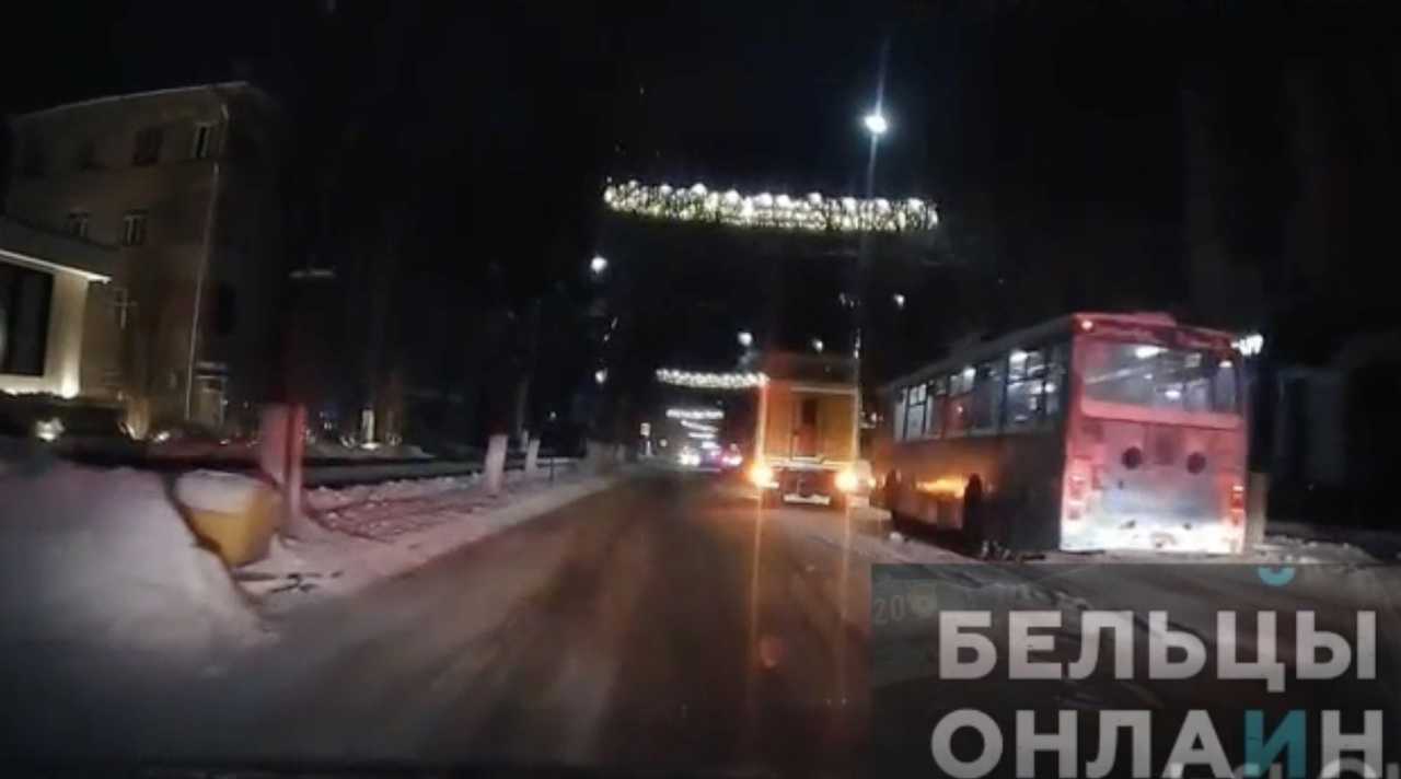 Mai multe troleibuze au rămas blocate la Bălți. Călătorii, nevoiți să meargă pe jos la serviciu