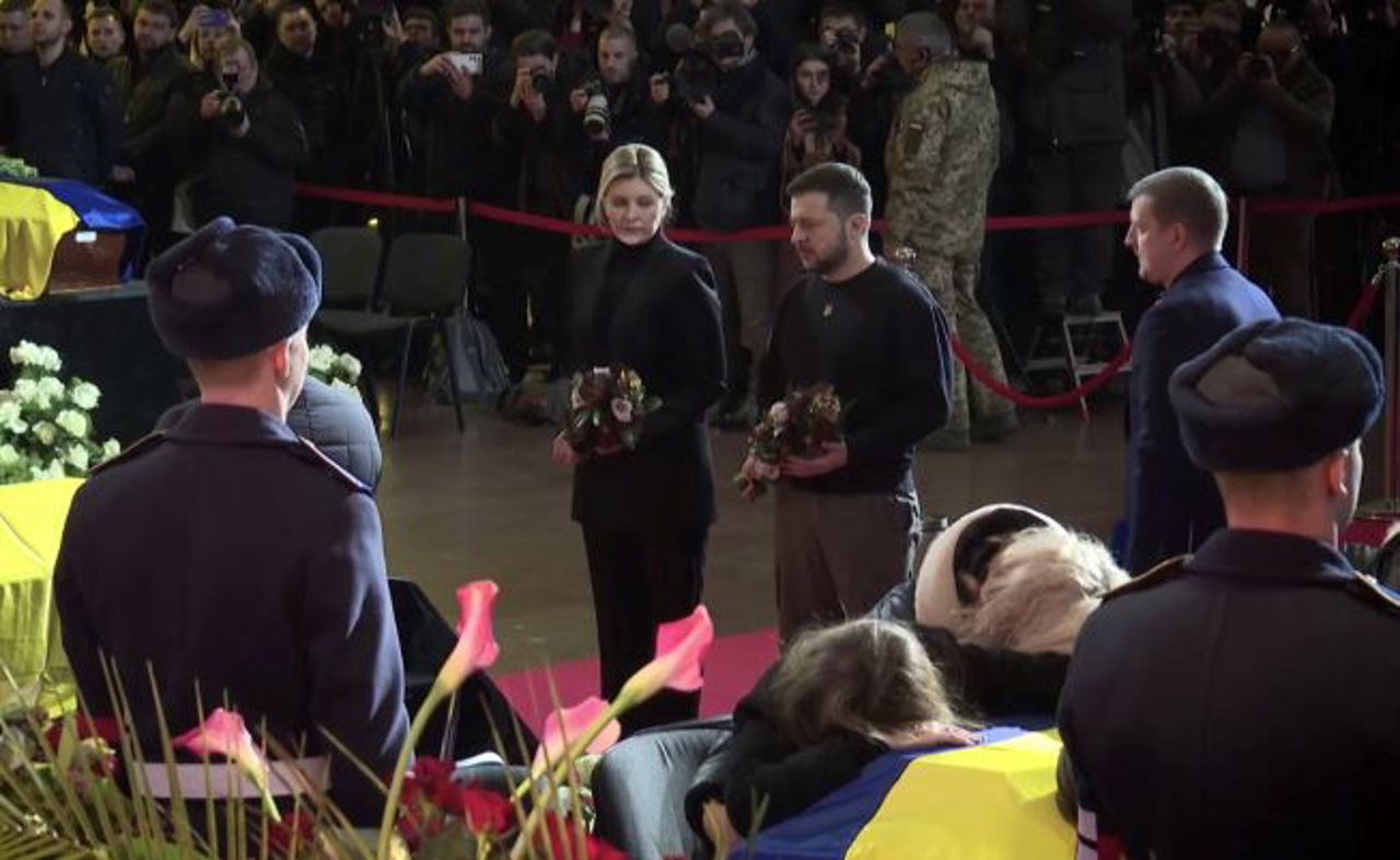 Ministrul ucrainean de interne și alți oficiali, conduși pe ultimul drum. Zelenski: „Ucraina își pierde cei mai buni fii și fiice”