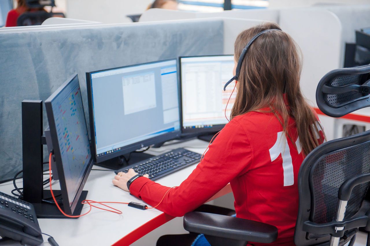 În spatele fiecărui „Ce urgență aveți?”: operatorii 112, la datorie zi și noapte