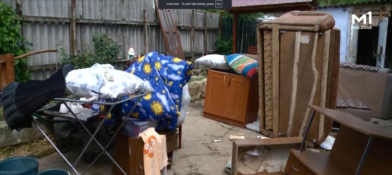 Imagini dezolante în urma ploilor din 22 mai: Oamenii încearcă să mai salveze ce le-a rămas prin case