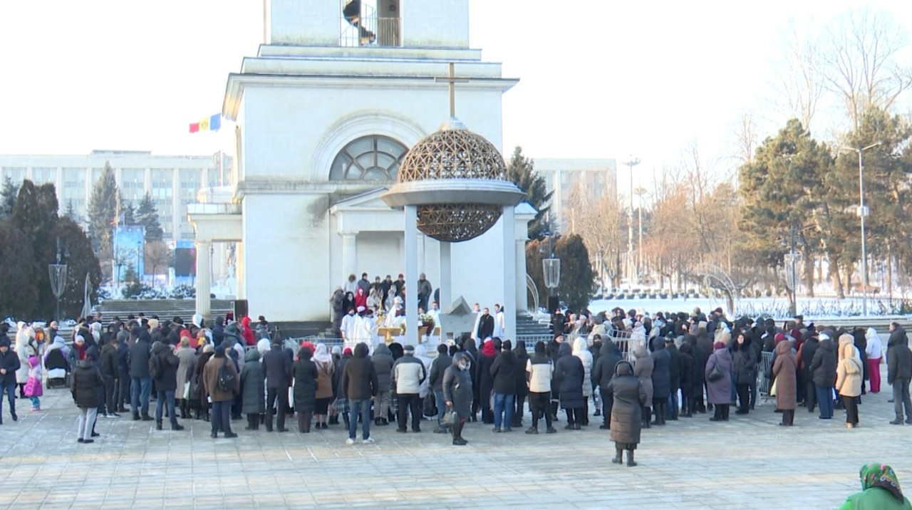 Ajunul Bobotezei | Creștinii ortodocși au mers la biserici pentru a lua Agheasma Mare