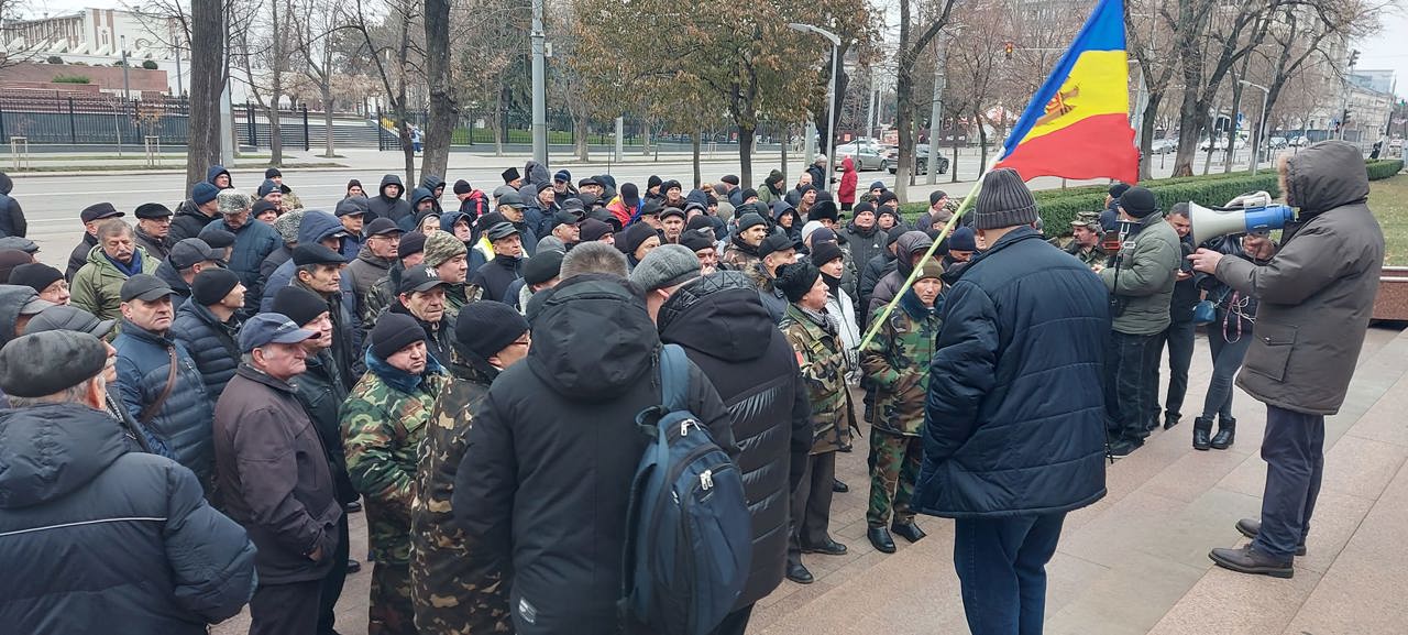 Veteranii au protestat în fața Parlamentului. Reacția autorităților