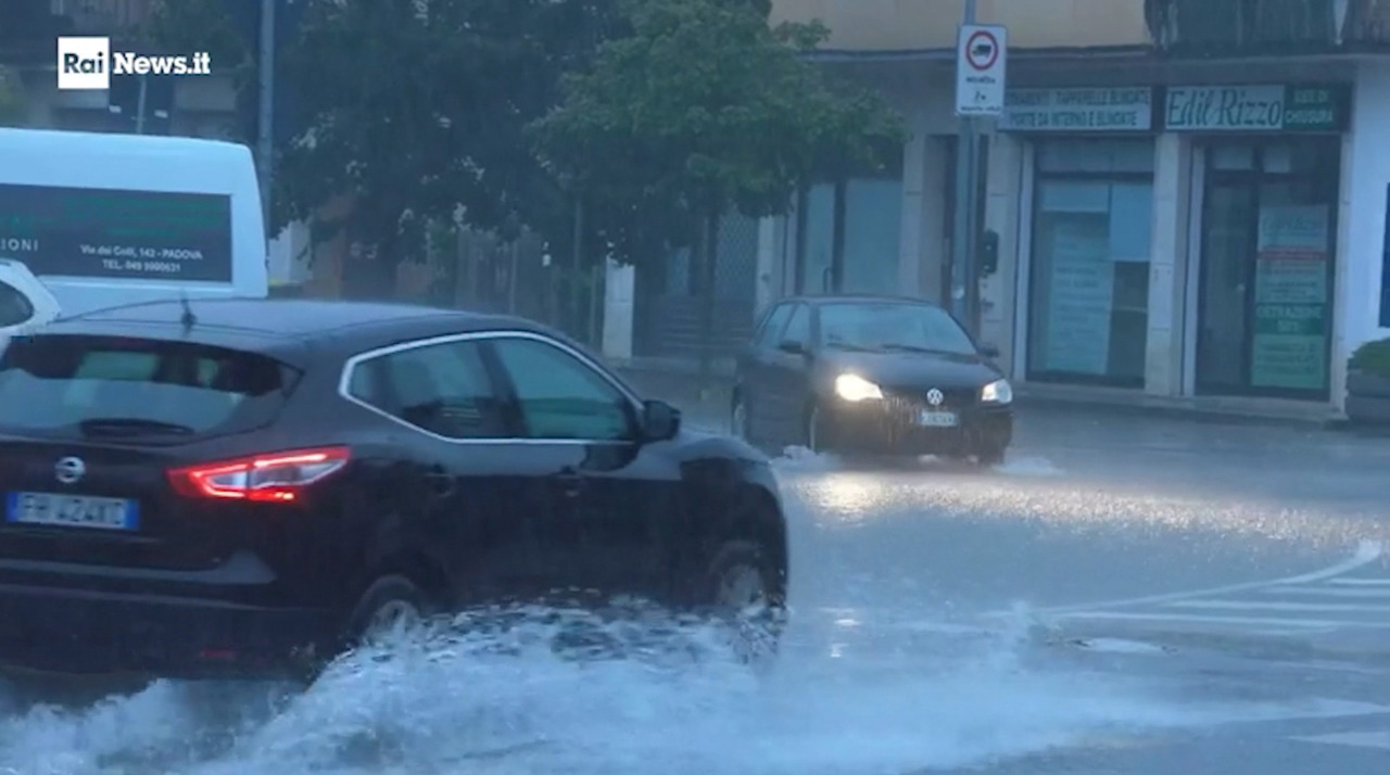 Italia sub ape: Veneția inundată, Civitavecchia acoperită de viituri