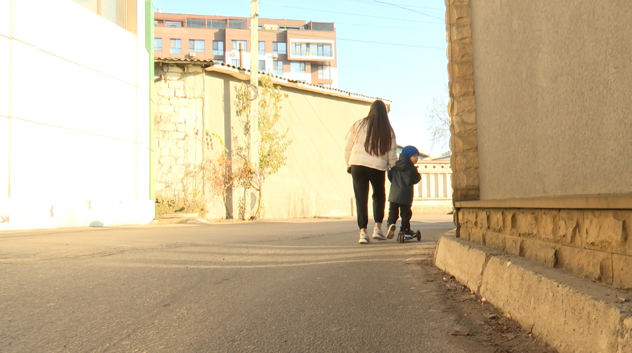 Locuitorii din Durlești cer trotuar pe strada Dealul Morilor. Primăria promite soluții