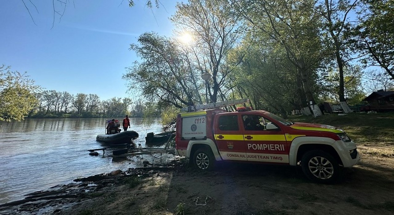 Три семьи опрокинулись на лодке на реке Муреш: один ребенок погиб, 4 человека пропали без вести. Водитель лодки был пьян