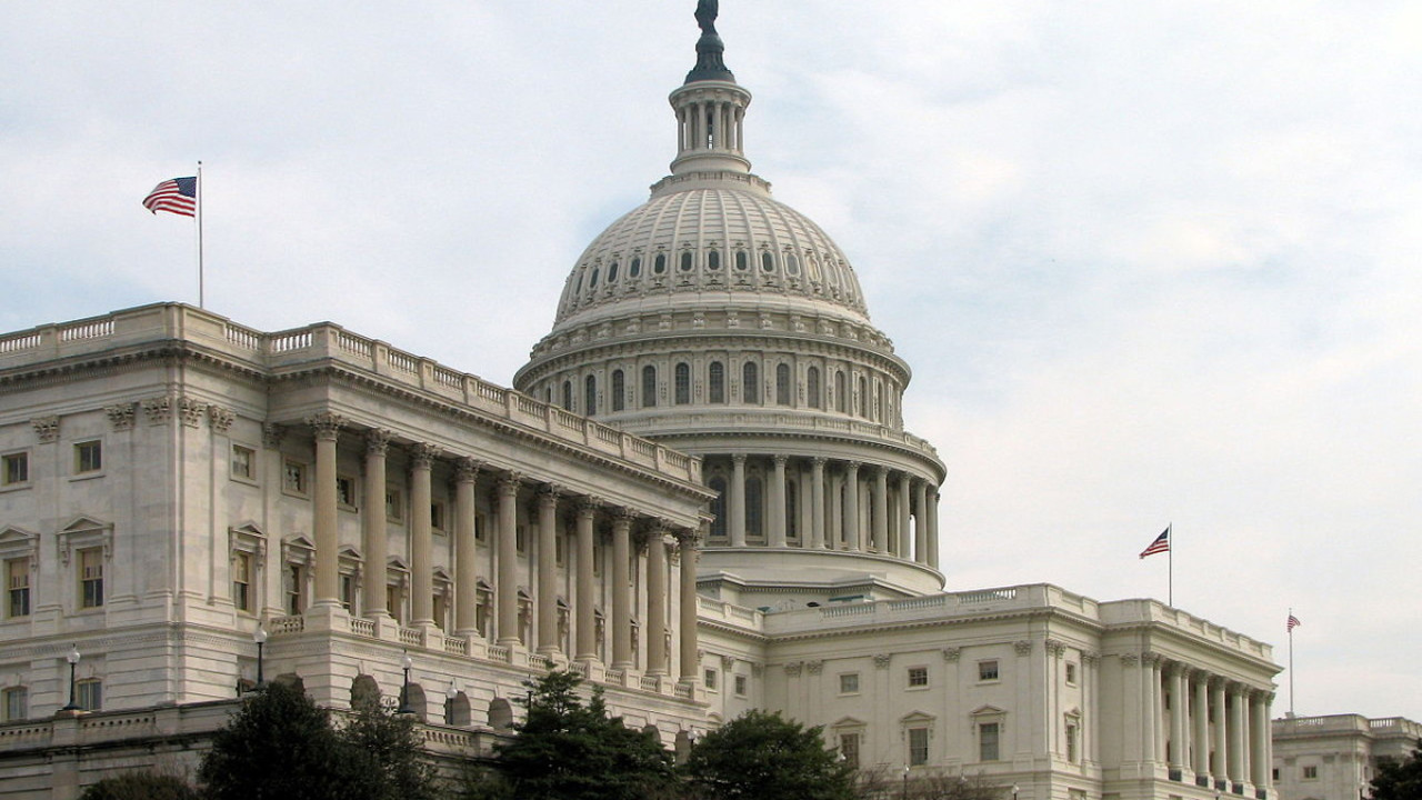 Сенат США в ходе процедурного голосования поддержал законопроект о санкциях против РФ