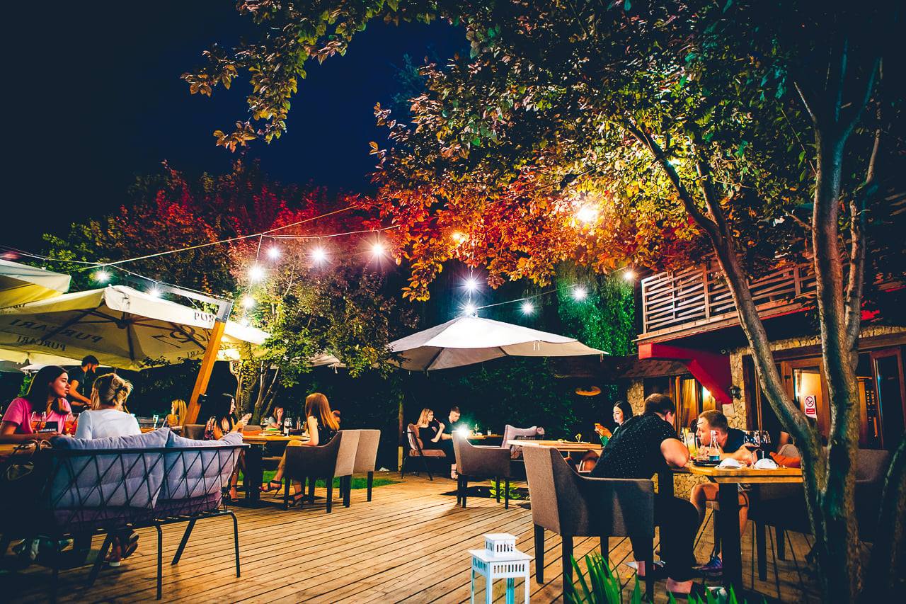 Restaurant distrus de flăcări la Râșcani: IMAGINI de la fața locului
