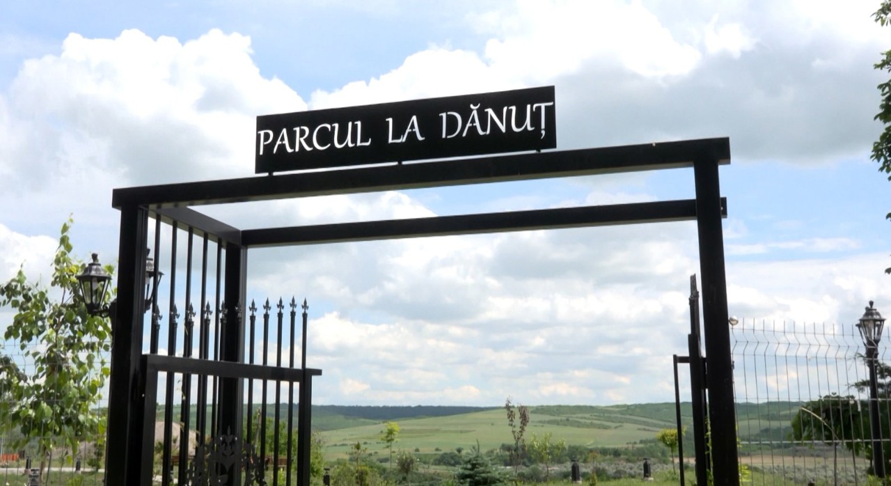 Gunoiște, transformată într-un parc în memoria fiului: Gestul unei mame din satul Roșcani