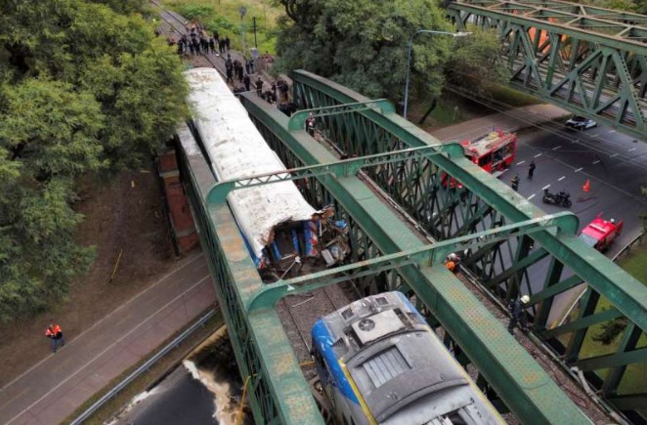 Circa 30 de persoane rănite în coliziunea între două trenuri în Argentina