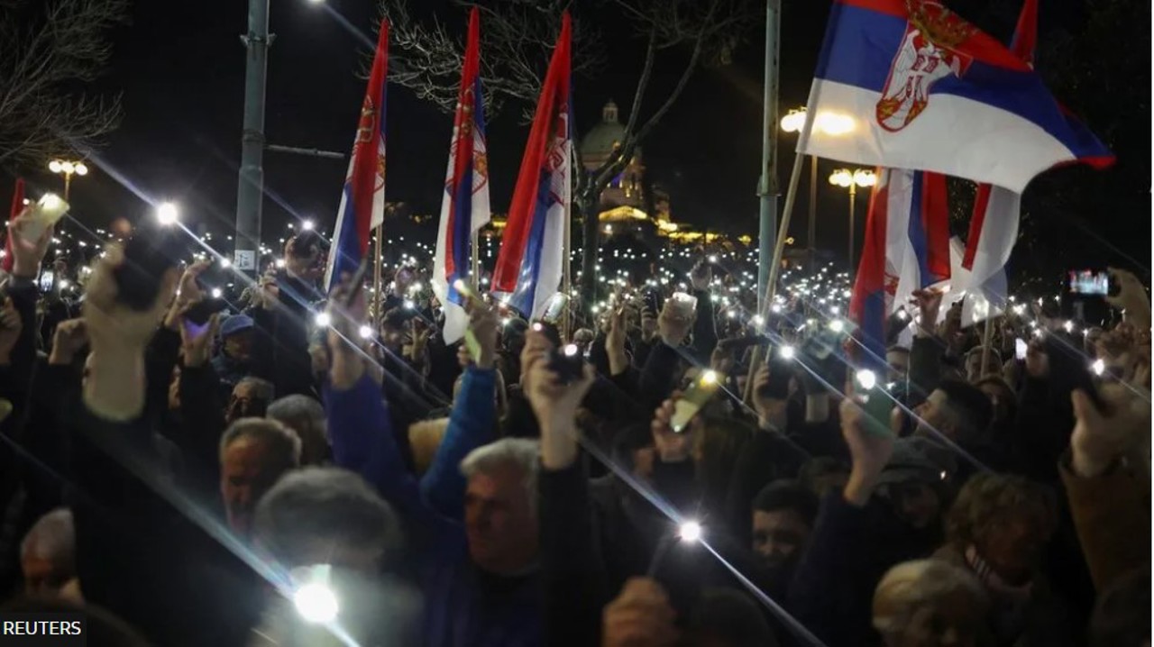 Serbia protests: Anti-government demonstrators try to storm Belgrade city hall