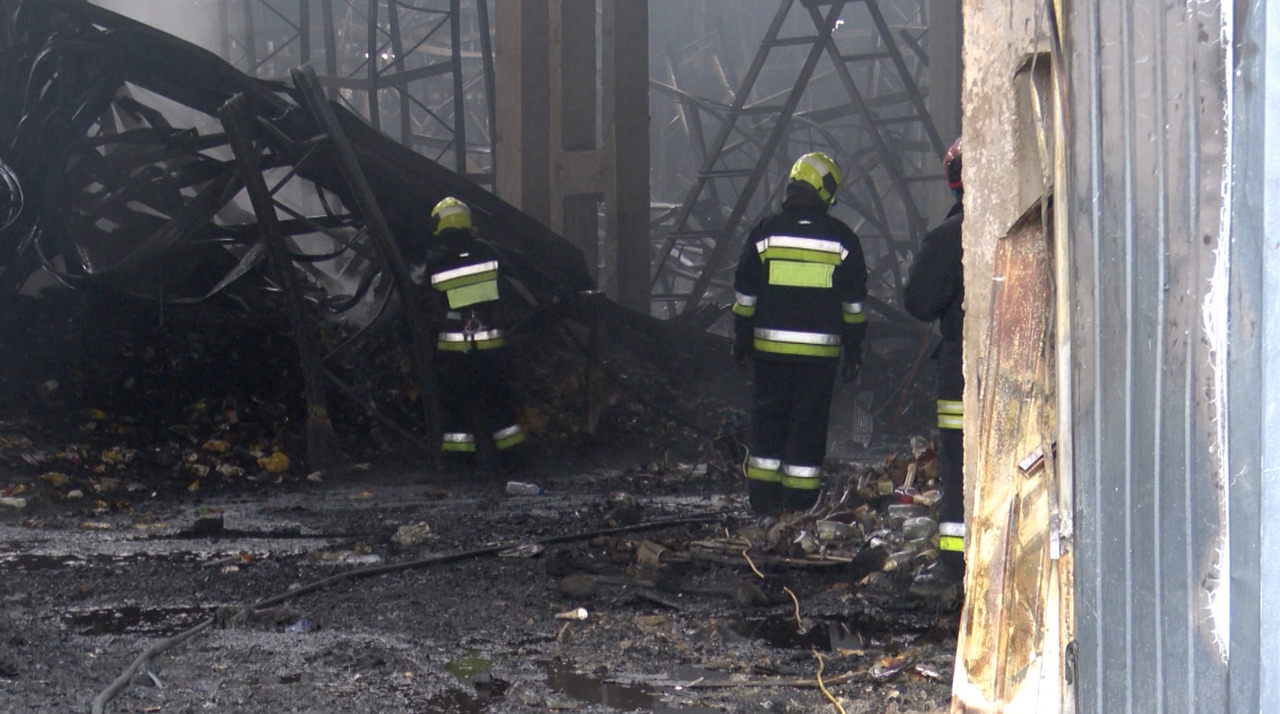 Incendiu devastator la un depozit alimentar din capitală: pierderi uriașe și multe semne de întrebare