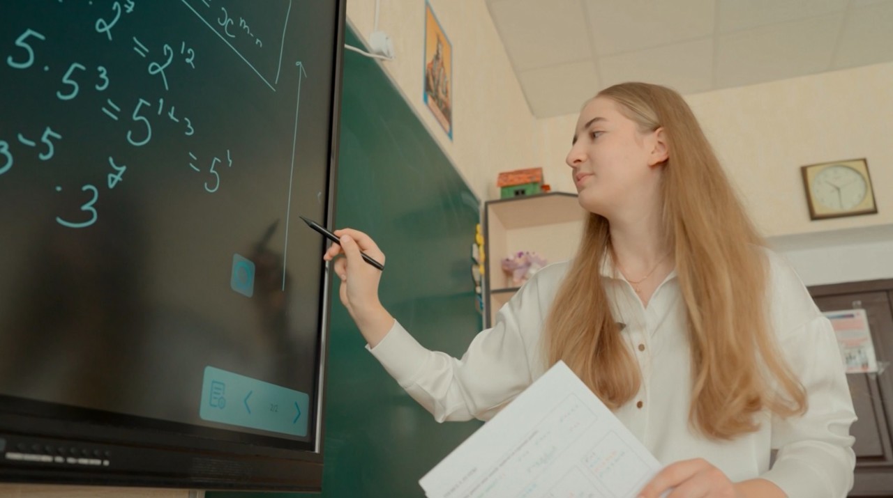 Matematica devine un exercițiu de colaborare: Absolvenții de gimnaziu învață de la cei mai mari 