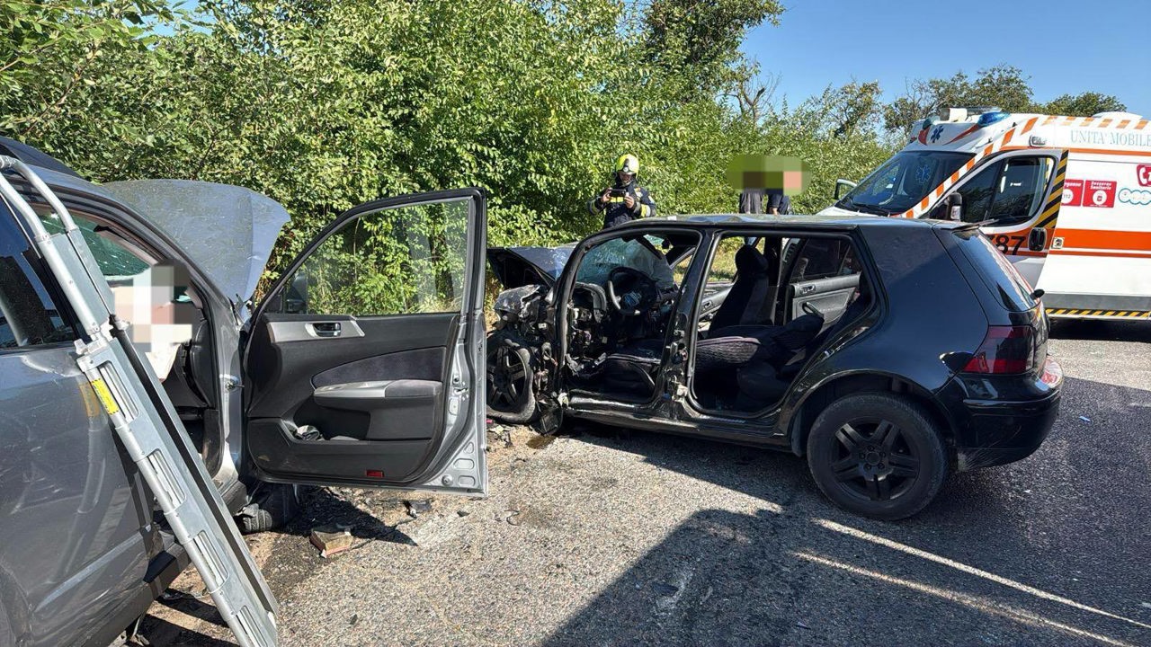 Un șofer a intrat pe contrasens și a lovit o mașină cu doi polițiști: Toți trei sunt grav răniți  