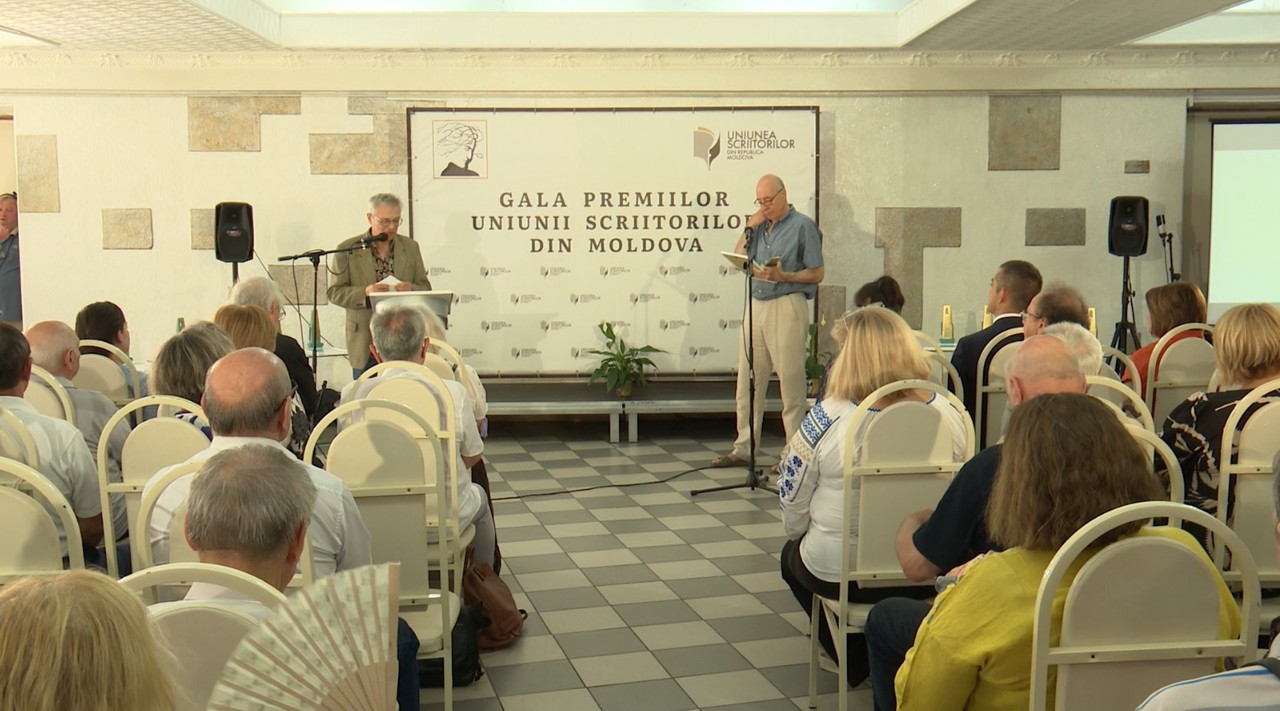 Cei mai buni scriitori din R. Moldova, premiați: „O dată pe an arătăm sentimentul de recunoaștere”