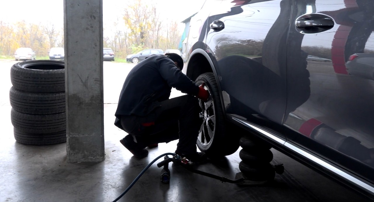 Cozi la atelierele de vulcanizare. Șoferii își echipează mașinile pentru sezonul rece