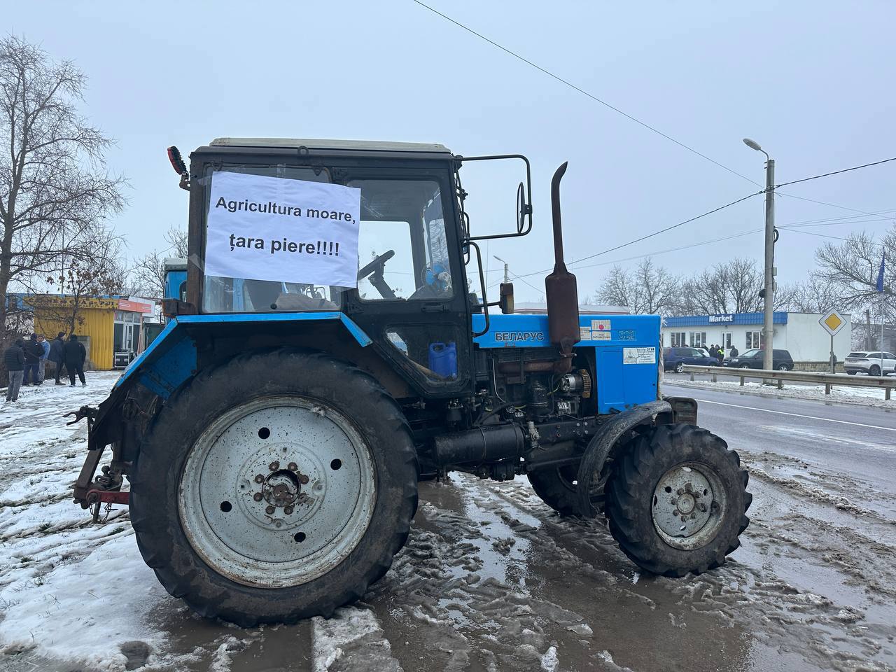 Local producers block roads in Telenești to protest cheap imports and market barriers